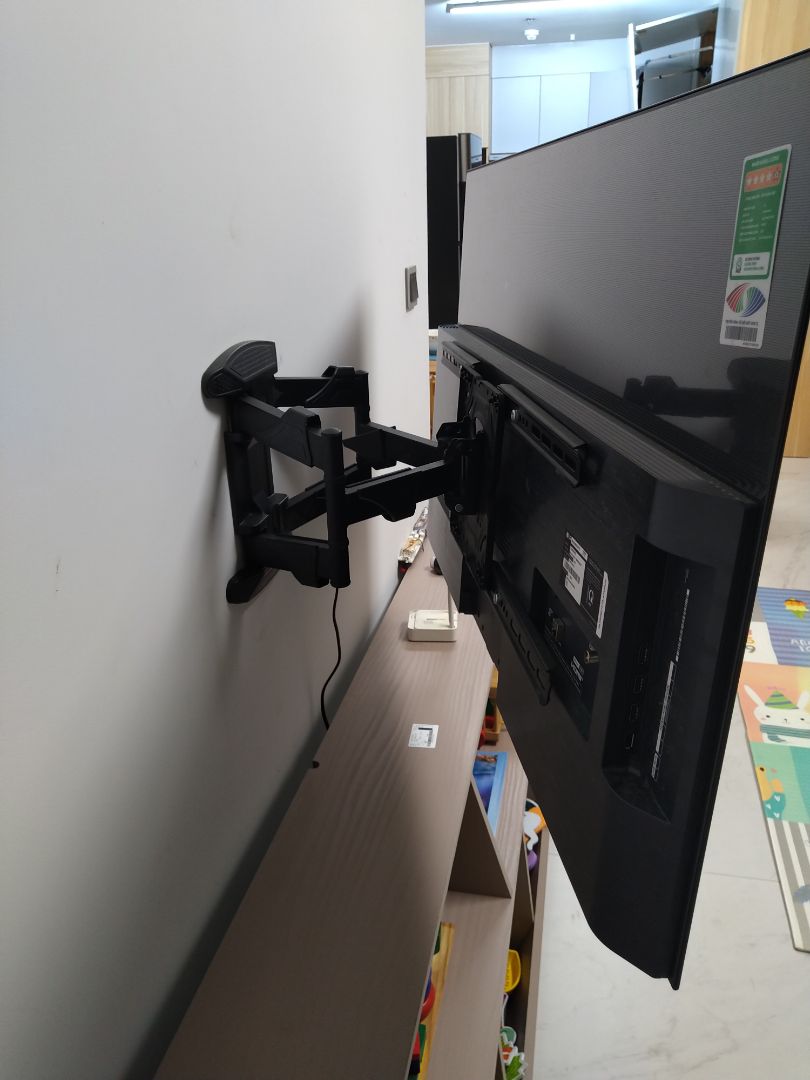 Cứng cáp. Dễ xoay TV. Đinh với khung treo cứng cáp. Khoan tường bê tông lỗ 10. Tự làm phải cần 2 ng.