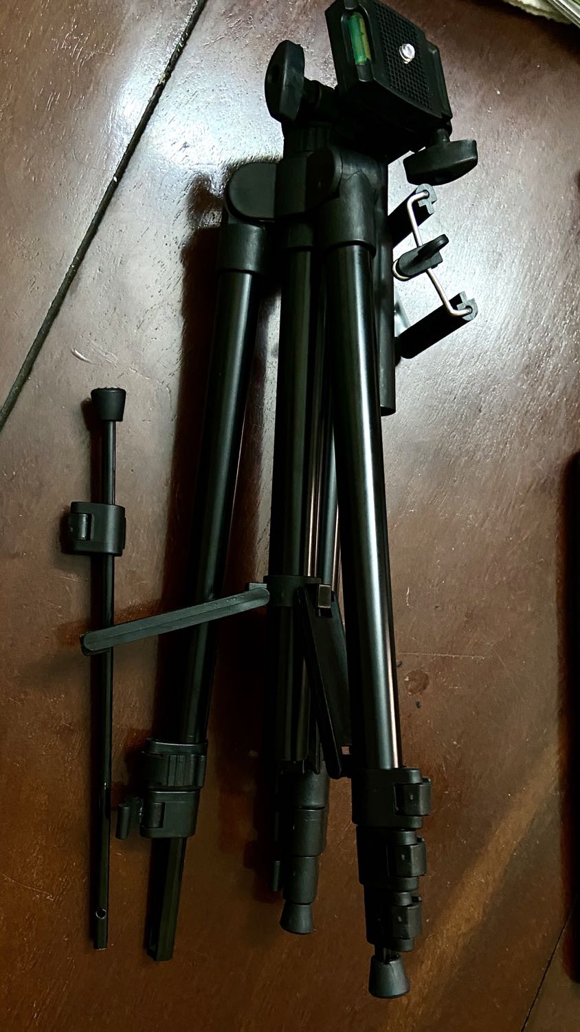 Cám ơn Tiki đã gửi sp sớm hơn dự kiến!
Chân máy ảnh không dùng đươc vì có một số lỗi:
1. Một đoạn chân rời ra bị mất chôt
2. Thanh giằng hình sao bị gẫy đầu gắn với 1 chân chống
Tôi biết rằng tiền nào của đấy, nhưng hàng nhập khẩu phải dùng được