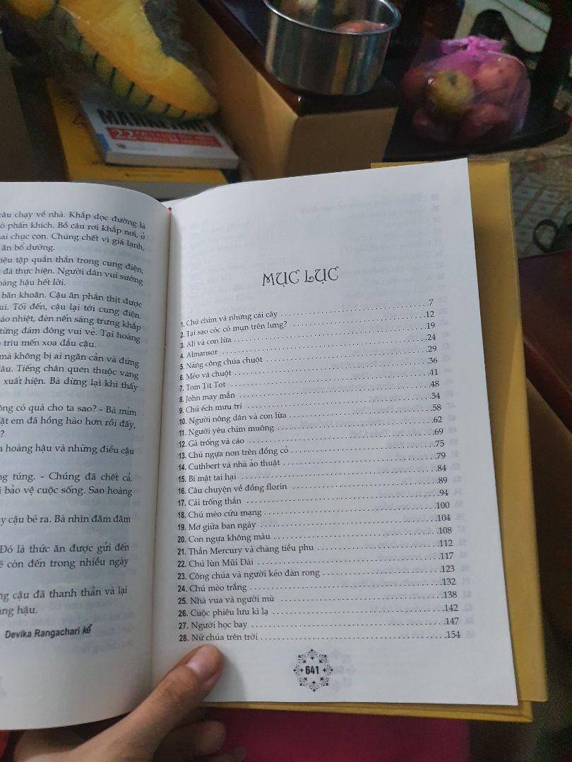 Sách siêu dày. Lướt sơ có vẻ có cả truyện ngụ ngôn, truyện cổ tích, lẫn truyện hiện đại.
Đọc để xoa dịu tâm hồn già cỗi của mình