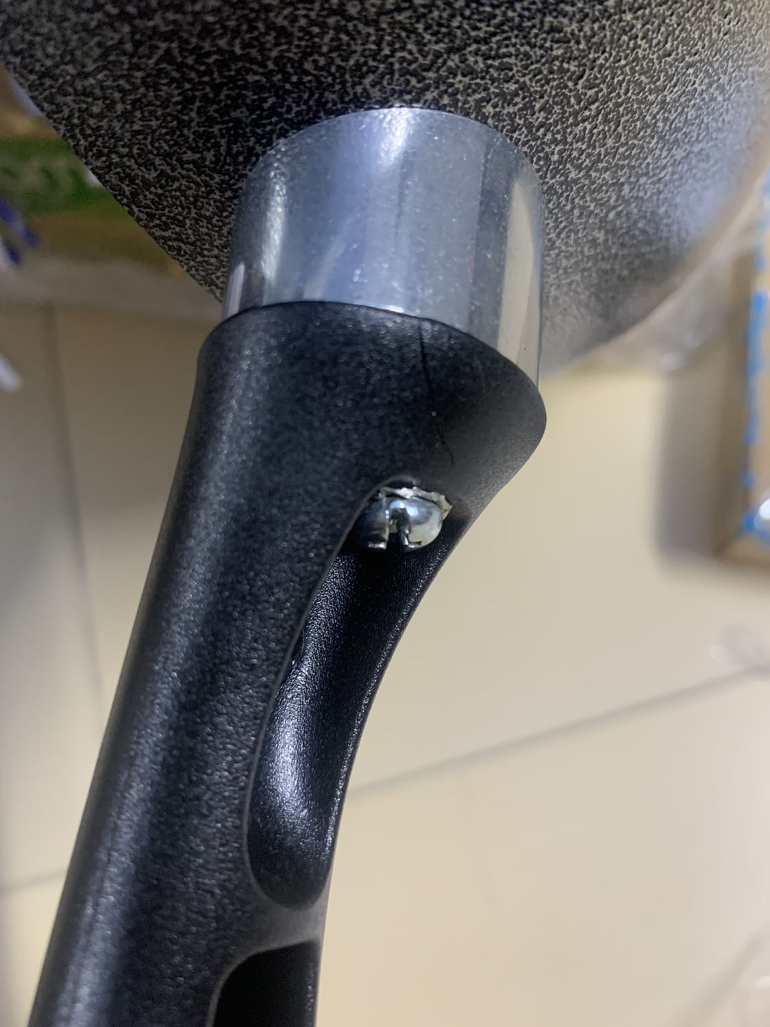 Chảo mới, đẹp tuy nhiên không rõ là lỗi sản xuất, do vận chuyển hay do đóng gói mà bị nứt ngay tay cầm như ảnh. Đang mùa dịch mua hàng và giao hàng khó khăn quá, chờ đổi biết đến khi nào? Mình mua tiki trading nên nhờ tiki có hướng xử lí khác ngoài việc đổi hàng! Cảm ơn tiki