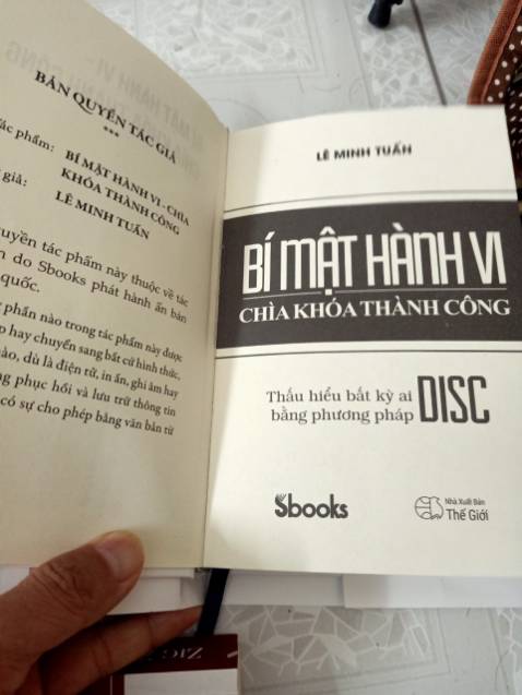 Tiki lại có shop hàng ko chất lượng vậy. Mua nhiều lần rồi mà lần này dính sách như này cũng chán. Bìa thì đẹp, giở trang ra thấy màu giấy cũ đã nghi nghi mà đọc đến cuối lại như này. Cũng may nội dung mình được anh Tuấn chia sẻ rồi. nhưng cuối trang nhìn cũng chán. Tự nhiên có cái mục lục của sách nào vào đây??????????