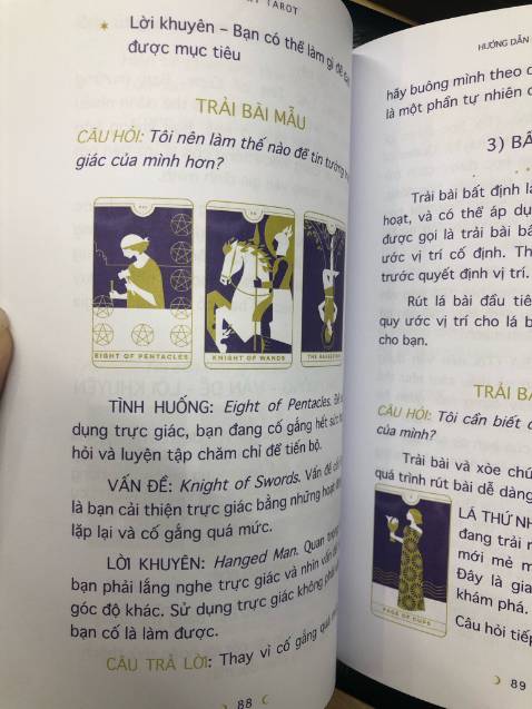Thiết kế sách rất đẹp mắt, khổ to, toàn bộ sách in màu đẹp, bìa cũng sang. Cuốn sách này cần thiết cho người mới bắt đầu học Tarot (theo trường phái Rider Waite phổ biến nhất), dạy cách trải bài và đặc biệt cách kết nối với trực giác bên trong, có nhiều tips hay. Nội dung trình bày rõ ràng, dịch thuật tốt. Mình mua nhiều sách tarot rồi rồi nhưng sách bản quốc tế về VN thì rất mắc tiền. Mong nhà Asbook sẽ chuyển ngữ thêm một số cuốn Tarot khác, mà bán thêm cả bộ bài Everyday Tarot đi kèm cuốn này thì càng tốt nhé, mình sẽ ủng hộ ngay.