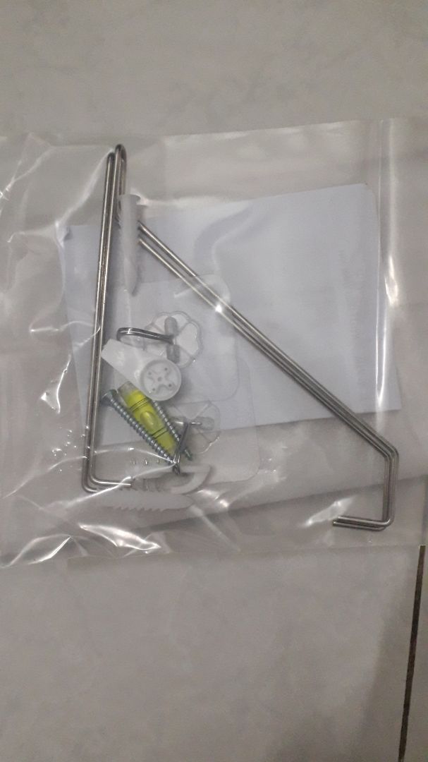 - Đánh giá chung: Rất hài lòng và kệ chắc chắn, đẹp và đúng mẫu.
- Về sản phẩm chính là mặt kệ gỗ: đúng mẫu đã đặt, độ dày và kích thước chuẩn như đã đặt, mặt gỗ mịn và khô rào không ẩm mốc, gỗ chắc chắn và 2 lỗ để ghim giá treo đều và hợp lý, có tem dán đảm bảo.
- Về giá treo: bằng inox, dày dặn và chắc chắn. Theo mình thấy thì không bị lỗi, cong. Giá treo có độ dài vừa phải để treo kệ lên. 
- Về sản phẩm kèm theo được giao kèm và tặng: Đầy đủ và chu đáo các vật liệu nhỏ như shop có để ở trên hình ảnh sản phẩm. Các sản phẩm kèm theo cũng đầy đủ, phù hợp cho mọi loại tường mình cần treo kệ lên dù là tường có lát gạch men hay không đều có thể treo lên được.
- Về bao bì, vận chuyển: shop đóng gói rất cẩn thận,  có lớp xốp để tránh bị va đập và bọc quanh sản phẩm 1 lớp bọc trong.
- Về giá mua sản phẩm: Sản phẩm chất lượng và đạt hơn hài lòng so với giá. - Đánh giá chung: Rất hài lòng và kệ chắc chắn, đẹp và đúng mẫu.
- Về sản phẩm chính là mặt kệ gỗ: đúng mẫu đã đặt, độ dày và kích thước chuẩn như đã đặt, mặt gỗ mịn và khô rào không ẩm mốc, gỗ chắc chắn và 2 lỗ để ghim giá treo đều và hợp lý, có tem dán đảm bảo.
- Về giá treo: bằng inox, dày dặn và chắc chắn. Theo mình thấy thì không bị lỗi, cong. Giá treo có độ dài vừa phải để treo kệ lên. 
- Về sản phẩm kèm theo được giao kèm và tặng: Đầy đủ và chu đáo các vật liệu nhỏ như shop có để ở trên hình ảnh sản phẩm. Các sản phẩm kèm theo cũng đầy đủ, phù hợp cho mọi loại tường mình cần treo kệ lên dù là tường có lát gạch men hay không đều có thể treo lên được.
- Về bao bì, vận chuyển: shop đóng gói rất cẩn thận,  có lớp xốp để tránh bị va đập và bọc quanh sản phẩm 1 lớp bọc trong.
- Về giá mua sản phẩm: Sản phẩm chất lượng và đạt hơn hài lòng so với giá.