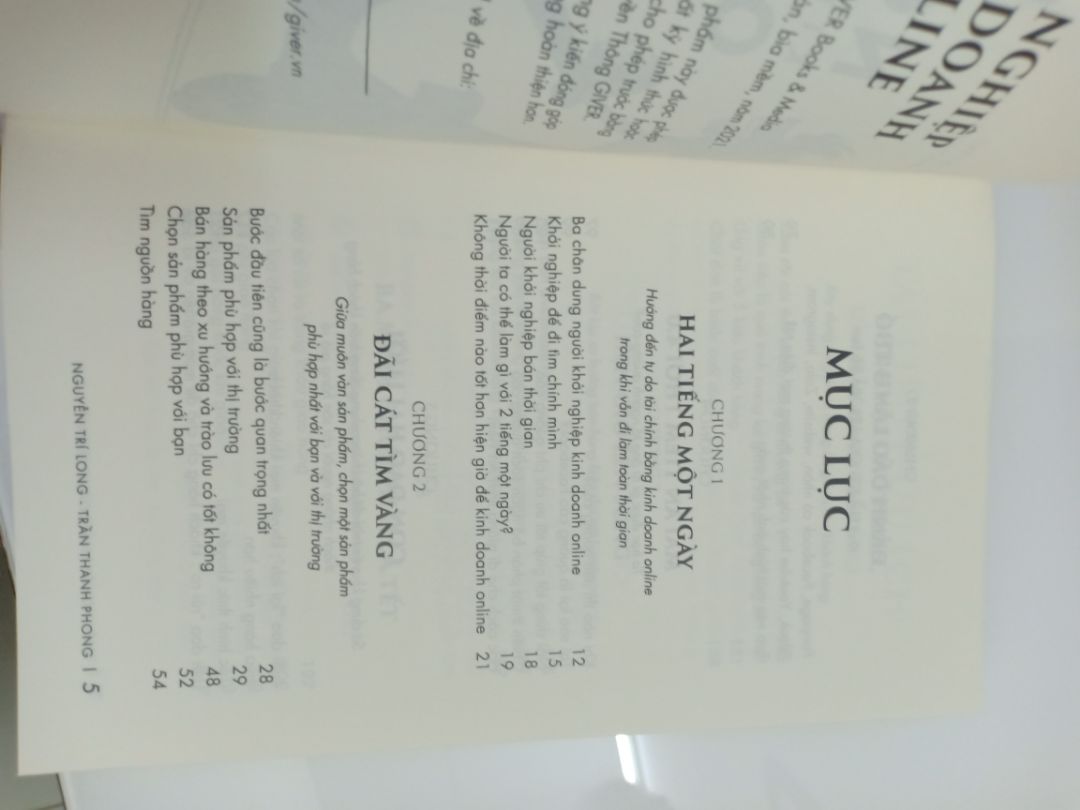 Mình mới đặt sách hôm qua thì hôm sau đã nhận được sách rồi. Công nhận phải nói sách nào mà có sự tham gia của anh Phong cũng chất lượng hết. sách vừa giao nhanh, vừa được bọc bookcare, nội dung thì khỏi chê vào đâu cho được, hướng dẫn chi tiết, rõ ràng... Sách ra đúng thời điểm, dành cho những bạn đang băng khoăn, không biết bắt đầu từ đâu để kinh doanh trong mùa covid hiện nay thì hình thức kinh doanh online là một giải pháp thiết thực. Hình thức này giải quyết được bài toán thuê mặt bằng, cũng như cách tiếp cận khách hàng trong thời đợi 4.0, tối ưu hóa chi phí quảng cáo, cách chốt đơn hàng, chi phí giao hàng, chương trình khuyến mãi... Các bạn nên mua thật nhanh tay để áp dụng ngay vào thực chiến nhé. Ah, mình mua sách còn được tặng voucher nữa chứ.hiihi