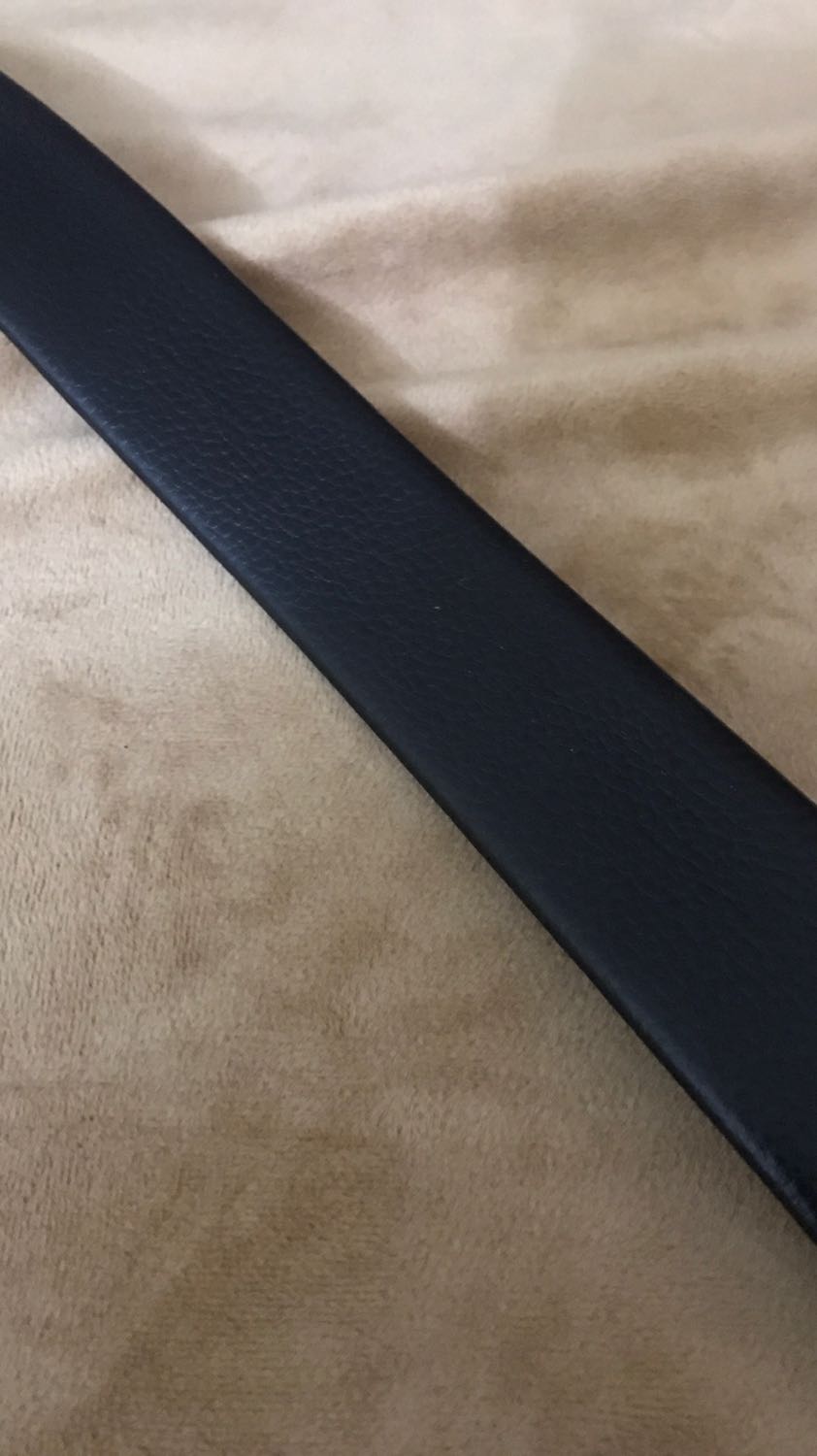 Thắt lưng mặt đẹp, trông đơn giản nhưng chất, đẹp khỏi chê. Dây da dài và mềm mại. Thiết kế khoá tinh tế dễ đeo. Đường may tỉ mỉ. Một sản phẩm giá rẻ nhưng chất khỏi chê luôn. Hàng tốt đáng mua. Ủng hộ shop.❤️❤️