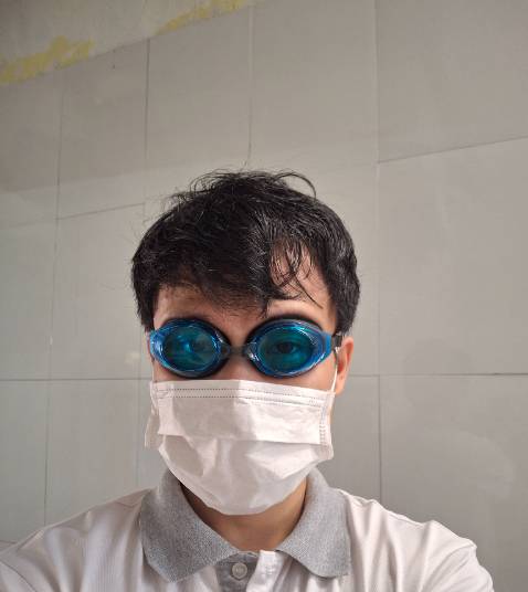 Nhìn khá rõ, không sợ nước vào mắt. Mỗi tội dây hơi ngắn, đầu mình to nên đeo cảm giác hơi chật dù đã nới hết cỡ. Nhưng chỉ đeo những lúc bơi thôi còn lúc dừng nghỉ thì bỏ ra, nên phải vấn đề lớn

Thêm nữa, nếu các b ko hay bơi ngoài trời nắng thì nên mua màu trắng sẽ nhìn rõ hơn