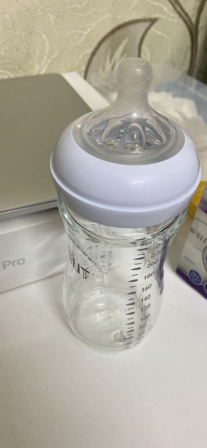 Nắp ti bị lung lay, k đc khít. Chưa dùng đến nên k biết sữa có bị theo đó mà rơi ra ngoài k nữa. Đang dịch mà Shop giao hàng nhanh.