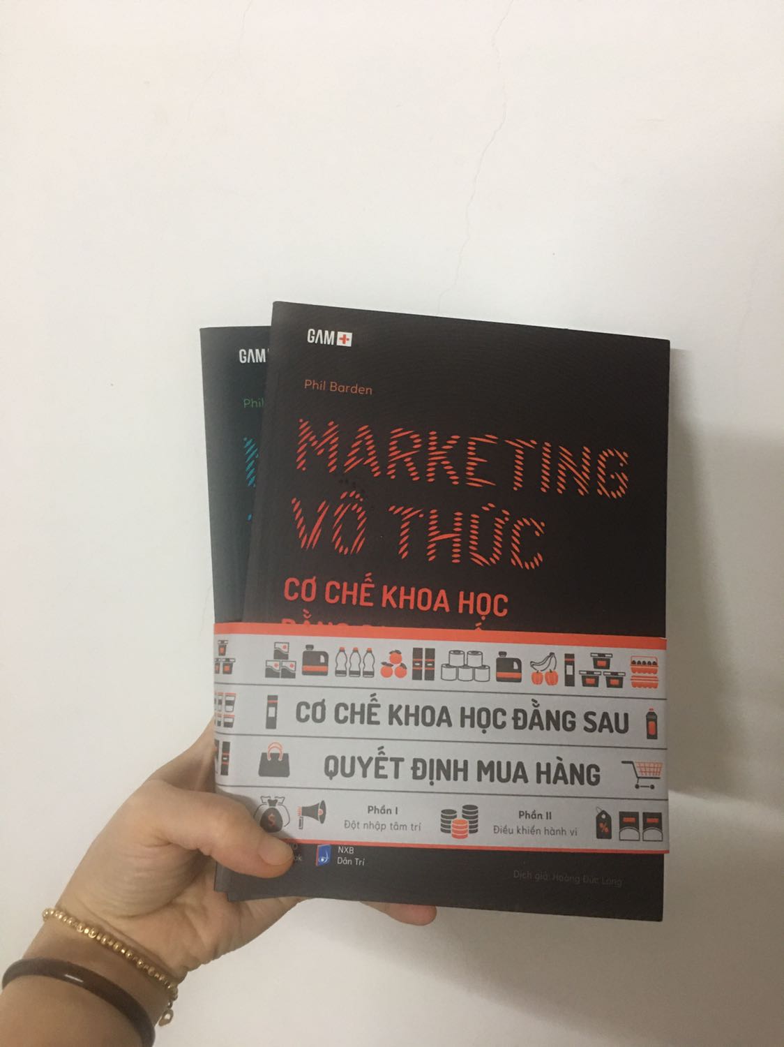 Nhận được bộ sách thấy giá trị vô cùng, giấy dày chắc chắn, in màu đẹp rõ ràng. Giao hàng cực kỳ nhanh. Nội dung chưa đọc nhưng lướt qua có vẻ hấp dẫn. Thank you!