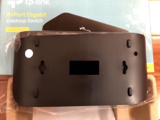 Switch TP-Link 8 cổng chạy được cả ngày ko thấy giật lag tí nào ( đang dùng cáp quang Viettel 35mb ) 
Switch cắm là chạy luôn nên không cần cấu hình qua web nha mọi người. Nó khá nhẹ, phù hợp với vị trí thoáng mát do vỏ switch làm bằng nhựa nên dễ nóng nếu đặt vị trí quá chật. 
Cảm ơn Tiki đóng gói và giao nhanh lắm.