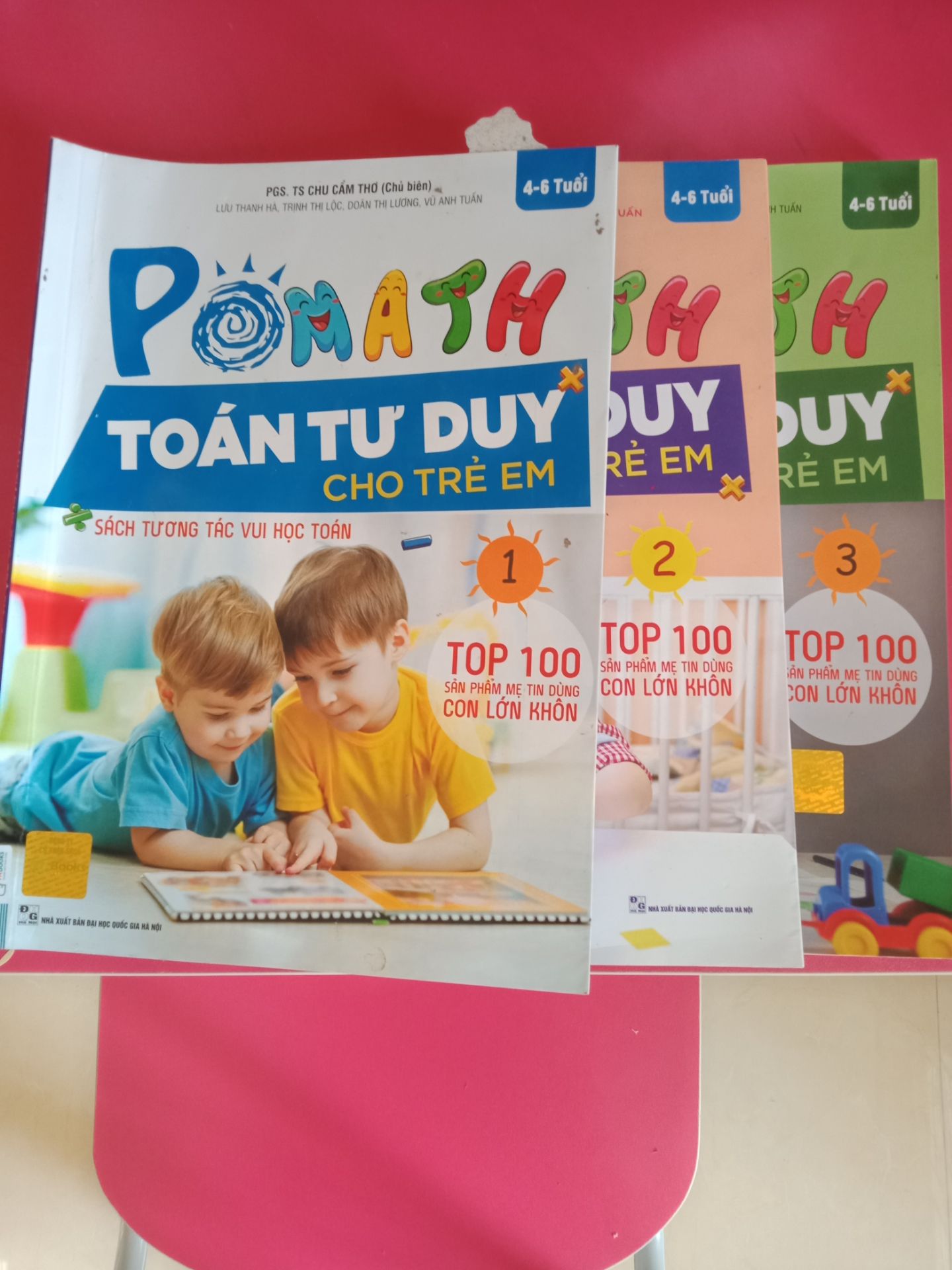 Chất liệu, hình ảnh sách khá ok. Con mình đang học quyển 3 của combo, tuy nhiên trong quá trình học cùng con mình thấy nhiều câu hỏi chưa rõ ràng, cụ thể, làm phụ huynh lúng túng nói gì các con. Trước đó mình đã dạy con bằng toán Singapore thì thấy cực kỳ rõ ràng, dễ hiểu, một vài quan điểm cá nhân chia sẻ cho các bạn.