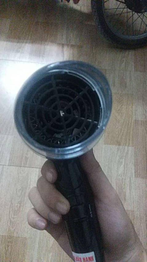 Máy sấy gia công chắc chắn, gập gọn được, sấy mạnh vừa đủ, có cả sấy mát. Rất ưng.