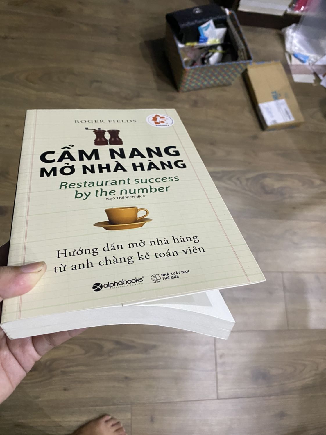 Tất tần tật mọi thứ cần phải biết và nên biết của ngành nhà hàng quán ăn cafe nói chung. Quyển sách dày cộm và đặc sệt kiến thức! Quyết định mua quyển sách này là một trong những quyết định mua sách đúng đắn nhất của mình đó ???????