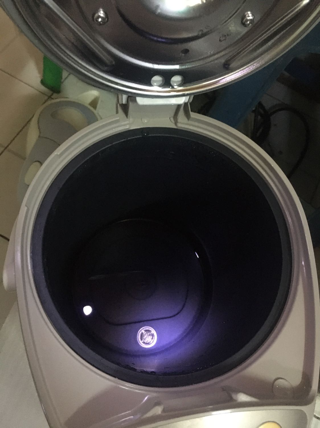 sản phẩm và chất lượng HÀI LÒNG.
dùng 1 thời gian 6-12 tháng mới biết độ bền ntn.
cái nắp có bi sắt bên trong kêu cọc cọc khi mở nắp lên xuống. lúc đầu làm mình tưởng lỗi - đọc hdsd và check cái bình of ông anh mới bít zin theo bình nó vậy.