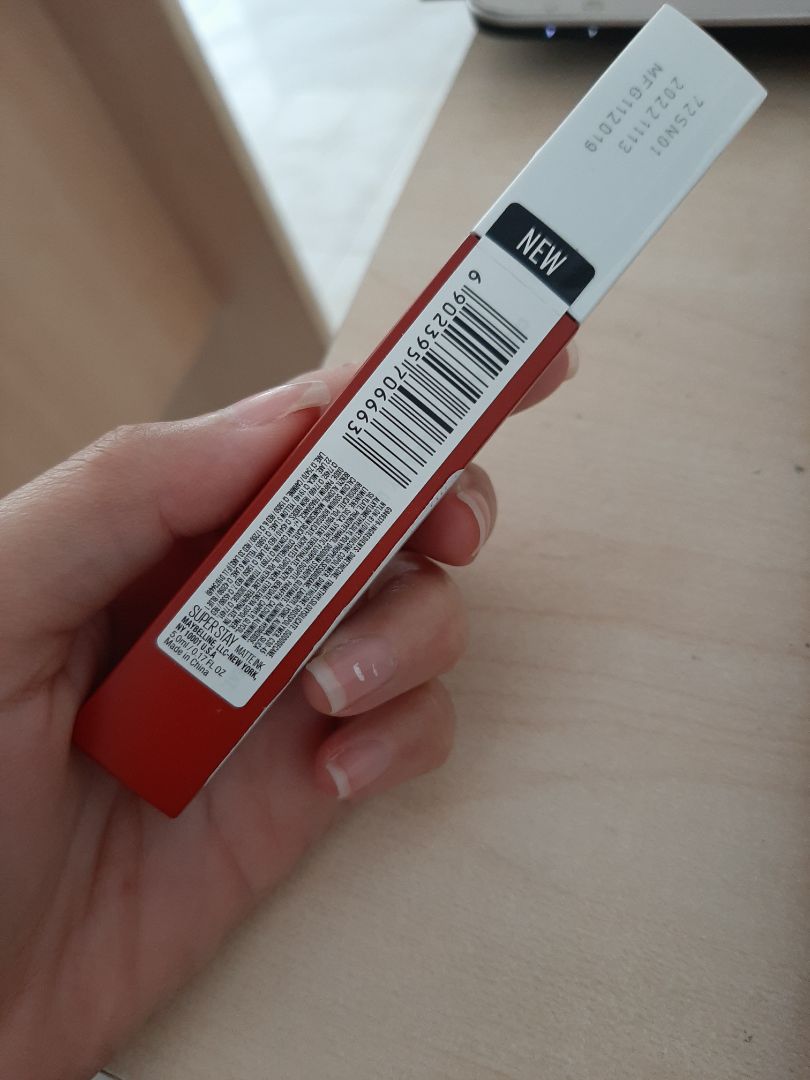 Giao hàng nhanh, có tặng sản phẩm kem nền, nhưng mình đặt màu 205 lúc đánh lên môi không ra màu đỏ cam như trang giới thiệu. Đánh lên môi thì sẽ hiện vân môi, nên phải đánh kèm son dưỡng . Mình để môi gần 2 phút nhưng vẫn hơi dính dính. Mình chưa ăn gì nên chưa biết độ bền của son, nhưng mình thử dùng tay lau và rửa qua nước thì son cũng tan đi rất nhanh. Mình cảm thấy hài lòng với chất lượng son với mức giá tiền này