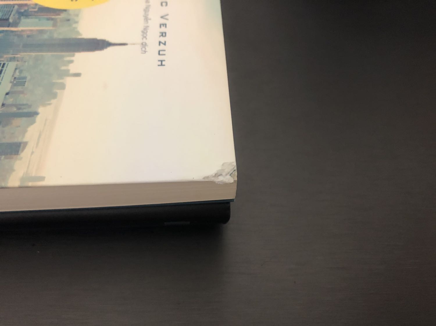 Sách hơi bị nhăn chút lỗi dư giấy nhưng đỡ tróc hơn cuốn kiaa