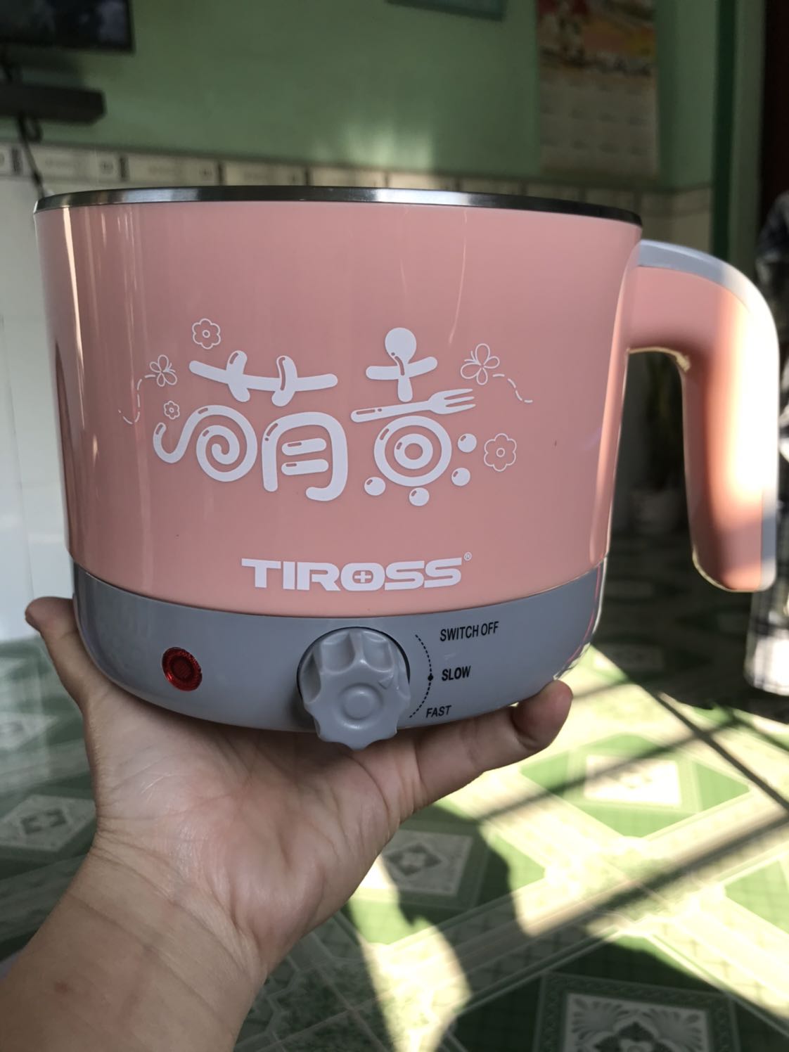 Chọn tới chọn lui chọn e này dù giá tiền mắc gấp đôi nhưng nó có thương hiệu, về chất lượng thì hài lòng tuyệt đối, máy rất xinh, chắc chắn, đầy đủ phụ kiện ,inox 304 dày,nấu nước rất nhanh sôi khoảng 5 phút, Thanks tiki