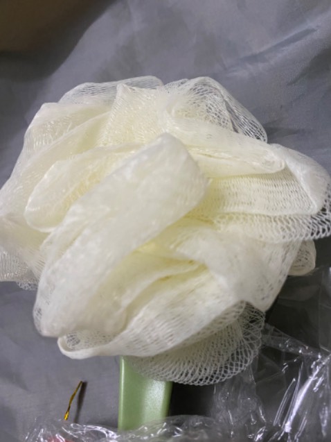 Bàn chải và bông tắm xài êm, rất tiện lợi, shop giao hàng nhanh