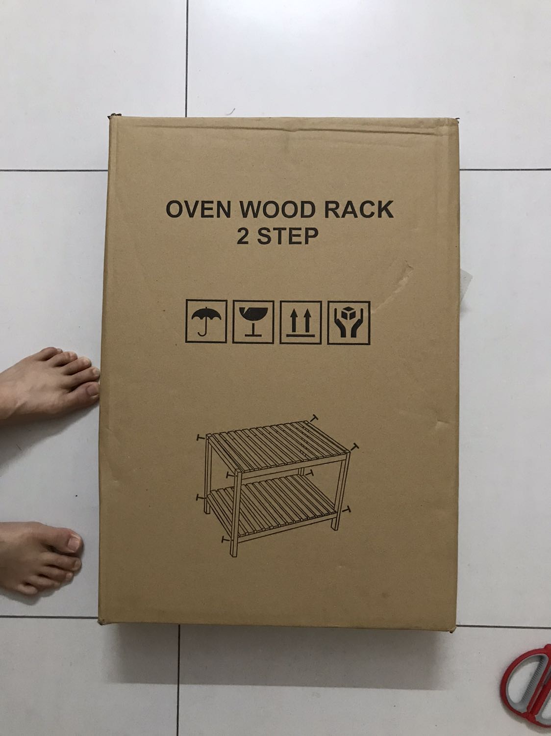 TikiNow giao hàng nhanh. Kệ gia công tốt. Chân kệ có đệm. 
Mình k thích kiểu vít 4 cạnh này vì vặn rất mất thời gian và đau tay, nếu chuyển qua dạng vít khác kèm thanh lục lăng thì tốt hơn.