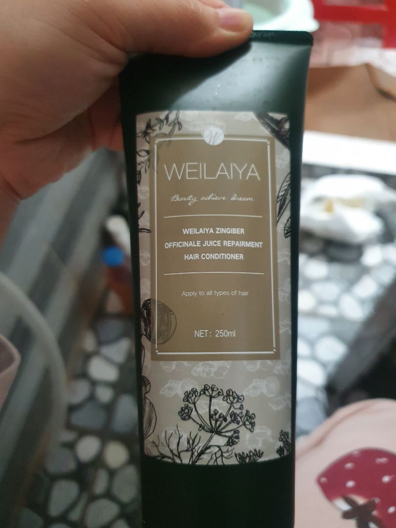 Giao hàng nhanh, tầm ngày rưỡi đã nhận được rồi. Sản phẩm được bọc gói cẩn thận, shop còn dán thêm HSD bên ngoài. Dầu thơm giống với lọ trước mình dùng, mới gội lại thấy đầu không gàu, tóc mềm mượt, mong sẽ bớt rụng tóc.