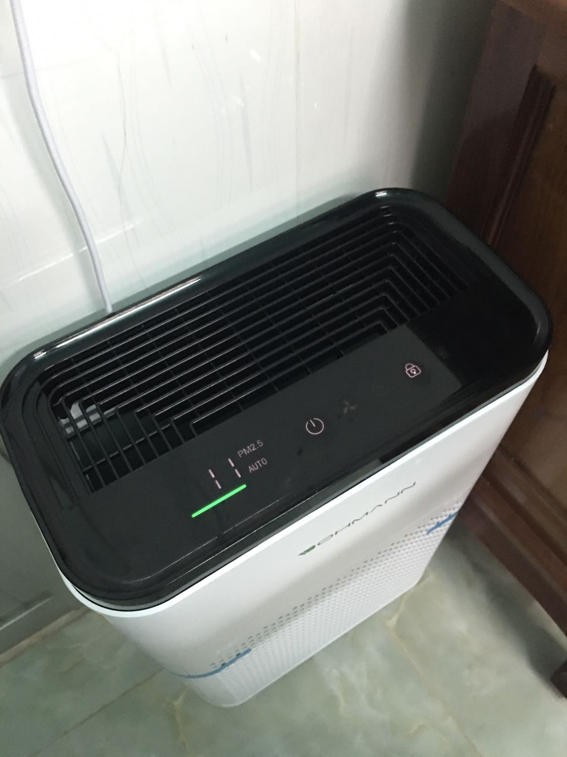 Tiki gói hàng cẩn thận, giao nhanh. Máy thiết kế đẹp, sang, chạy êm ru k ồn. Nhiều chức năng, dùng app dk rất tiện. Hãng hổ trợ nhanh. Rất hài lòng, mọi ng nên mua nhé. Mình mua đợt mega sale nên giá hạt dẻ lắm.