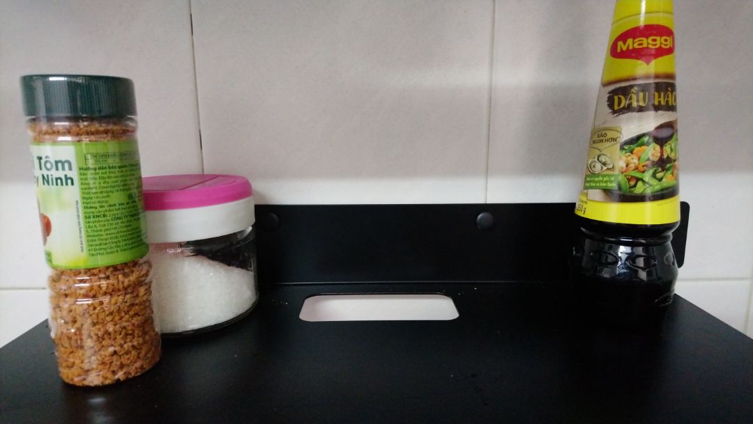 Kệ thiết kế đẹp, chắc chắn, lớp sơn rất tốt, sạch sẽ, dễ lau chùi. Mình rất thích. Mình chỉ thắc mắc không hiểu kệ thiết kế lỏm một khoảng ngay giữa kệ phía sát chân tường để làm gì, vì tự nhiên bị khuyết một lỗ, không để đồ chỗ đó được.