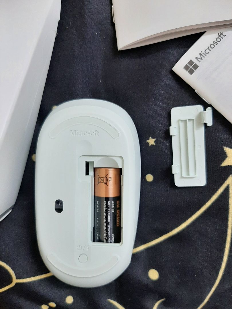 Tiki giao hàng nhanh lắm luôn, đặt hôm trước hôm sau có. 

Shipper nhiệt tình, thân thiện, mang hàng vào tận nhà cho mình. 

Chuột vừa tay, lúc ấn chuột có phát ra âm thanh, kết nối bluetooth nhanh chóng, mượt mà. Giá thành tầm trung, ổn định. Chưa dùng lâu nên không biết tốt hay không, sử dụng pin nên cứ hết pin là thay, tiện lợi, dễ sử dụng.