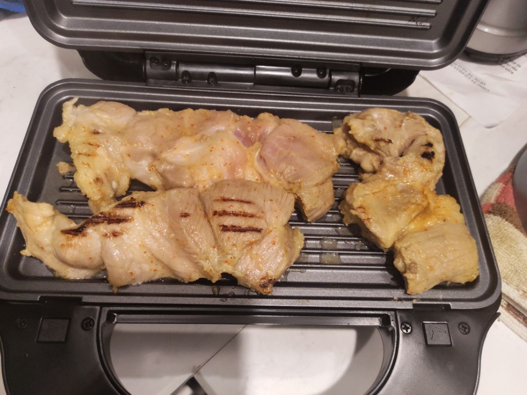 1. Nướng sandwich khá ổn vì lòng nướng to, không lo tràn ra bếp. 
2. nướng thịt có vẻ k ổn lắm, khi miếng ngoài đã xém mà miếng trong vẫn tươi nguyên. thanh nhiệt nhỏ hơn nhiều so với kích thước máy có thể là nguyên nhân :( 
3. 5* vì giao nhanh, đóng gói cẩn thận. có điều phiếu bảo hành mà không đóng dấu công ty thì k biết có giá trị sử dụng không?
4. mai mới *** khay waffle. hi vọng là ok vì thực ra cảm thấy các khay nướng và lớp chống dính đều mỏng