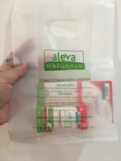 Dạng sáp lăn. Mình mua cho bé nhà sử dụng. Lăn vô mấy vết muỗi cắn thấy hiệu quả. Ko bết rít, mùi dịu nhẹ. 
Thấy shop có nhiều sản phẩm thuần chay an toàn cho cả mẹ và bé nhập khẩu từ Canada. 
Vote 5 sao, sẽ tham khảo ủng hộ shop thêm vài sản phẩm.👍👍👍👍