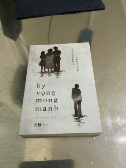 Phong cách viết cuốn này giống y cuốn “Tàn Lửa”, nhưng vì tình tiết không dồn dập bằng nên gây cho tôi cảm giác tác giả diễn giải dài dòng lê thê. Tuy nhiên, bất ngờ thay là càng về cuối lúc sự thật sắp hé lộ thì cứ như đống thông tin tác giả “nhồi” vào đầu tôi bắt đầu phát huy tác dụng. Tôi thậm chí đã vô thức thốt lên “Ồ!” khi mọi chuyện được phơi bày.
Làm cha mẹ thất quá khó khăn, còn làm con còn khổ hơn thế nữa =)).