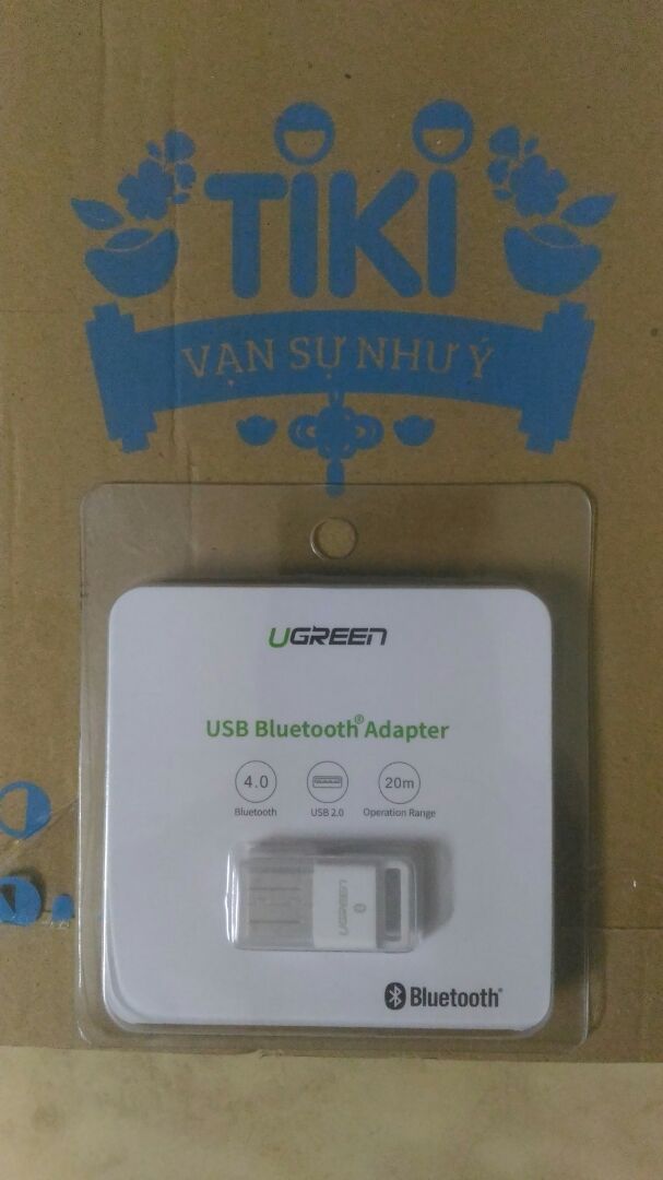 Hàng từ Tiki Trading, màu trắng. Laptop mình win 10 thì bluetooth mặc định không bị lỗi trong khi hạ cấp xuống win 7 64bit thì lỗi nên mới phải mua con ugreen này. Quá trình cài đặt từ đĩa khá lâu vì file nặng hơn 400mb. Cài xong khởi động lại và thấy trong device manager của windows có 2 mục Bluetooth Radios. Kết nối thử thì hoạt động tốt với 1 micro bluetooth, 1 loa bluetooth, 1 tay cầm chơi game bluetooth và 1 tai nghe thoại bluetooth. Riêng loa bluetooth của logitech thì không nhận. Kết nối ổn định, không bị trễ.

Bluetooth của ugreen khi kiểm tra setting thì thấy có nhiều tính năng hơn bluetooth của windows, ví dụ như có tích hợp tính năng share file trong ribbon của ms word...

Mới *** sơ bộ vậy, tuy hơi mất time cho cấu hình các thứ nhưng nhìn chung thì ổn.

Thêm nữa là sản phẩm không hoạt động trên android (thiếu tính năng bluetooth).