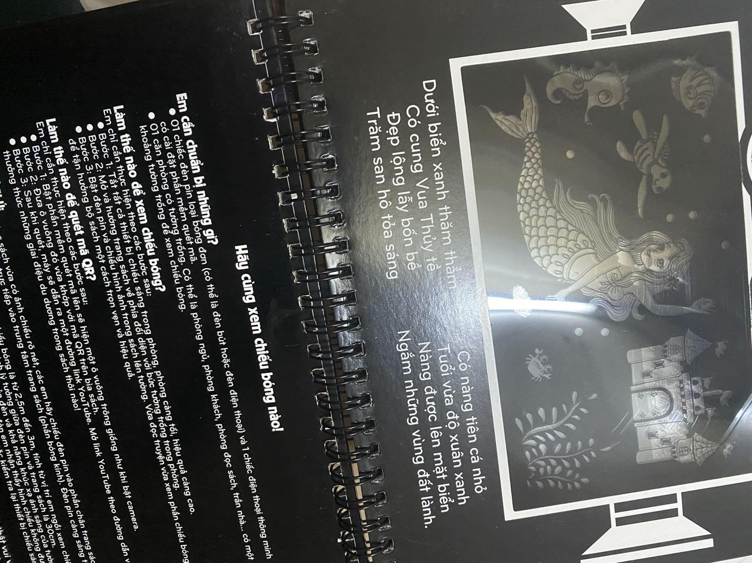 Sách đẹp và rõ chữ. Có song ngữ cho các bé rất tiện. Khi chiếu bóng lên đẹp và dễ tạo hứng thú cho bé.