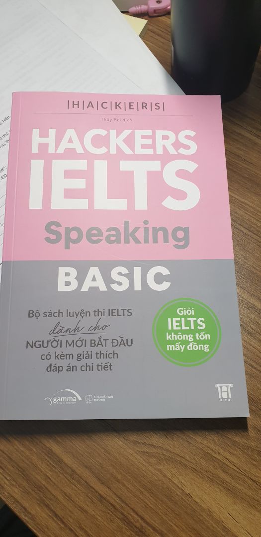 Ban đầu, mình phân vân giữa bộ IELTS Hackers Basic và IELTS Hackers, và cuối cùng mình quyết định mua bộ này. Bạn nào mới bắt đầu học IELTS, trình độ ở mức cơ bản thì nên bắt đầu từ cuốn này. Bộ Basic sẽ hướng dẫn từ nhưng kiến thức nền tảng nhất để bạn có thể tự ôn luyện, củng cố và nâng cao kiến thức nhé!