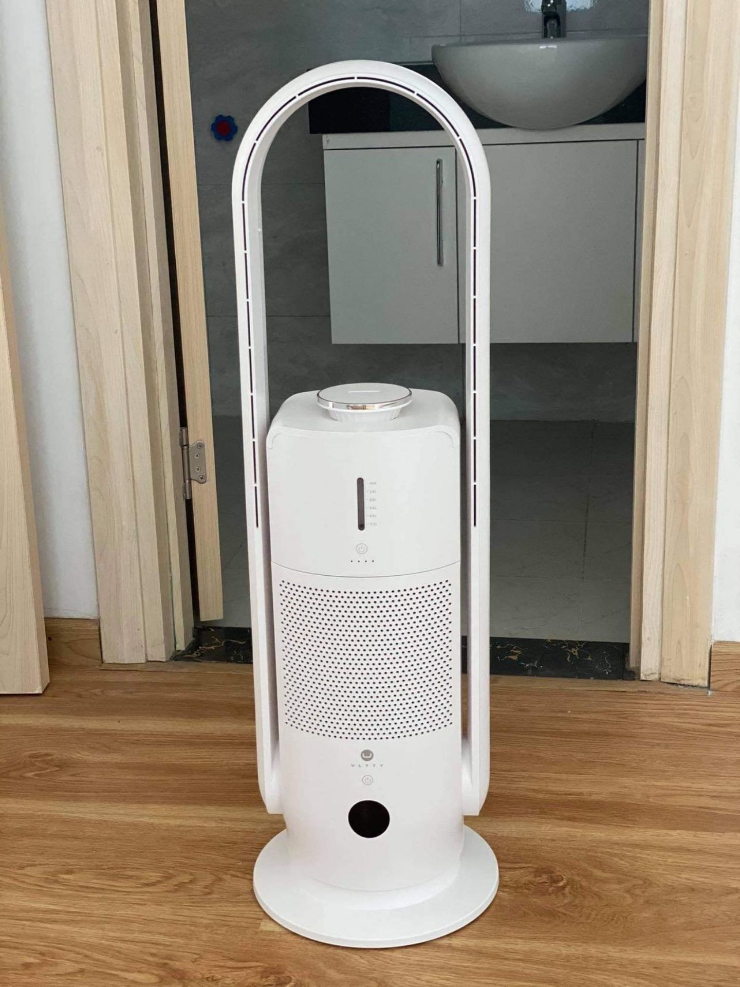 Trải nghiệm 1 tuần, đánh giá về sp quá ổn so vs mức giá
-	Thiết kế đẹp, nhỏ gọn, 1 sản phẩm thôi nhưng tính năng tương đương với quạt, máy lọc không khí, bù ẩm
-	Làm mát rất dễ chịu, không phà phà vào mặt như các quạt khác đâu, nhiều tốc độ gió nên phù hợp đủ loại thời tiết
-	Do có màn hình hiển thị bụi mịn nên có thể check được chất lượng không khí trong phòng, so sánh với máy lọc không khí khác thì bộ lọc của quạt ultty luôn ở mức tốt hơn.
-	Có thêm tính năng diệt khuẩn tia UV với bù ẩm, bù ẩm thời tiết hiện tại chưa cần nhưng đến hè thì chắc chắn sẽ rất cần thiết
-	Hoạt động êm ái
-	Có thể điều khiển qua app đt
-	Quạt không cánh nên an toàn cho trẻ nhỏ
mình sẽ mua tặng bố mẹ một cái nữa