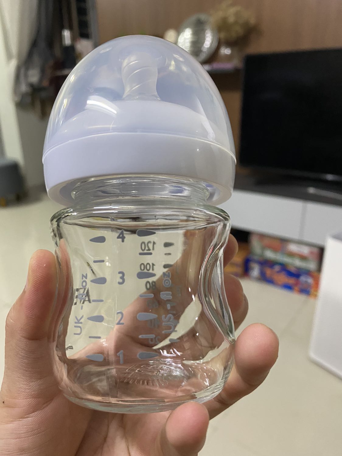 Bình thuỷ tin xịn xò, cầm rất chắc tay. Bình cổ rộng dễ vệ sinh. Mua được tặng thêm Lốc váng sữa cho trẻ em từ 6 tháng trở lên.