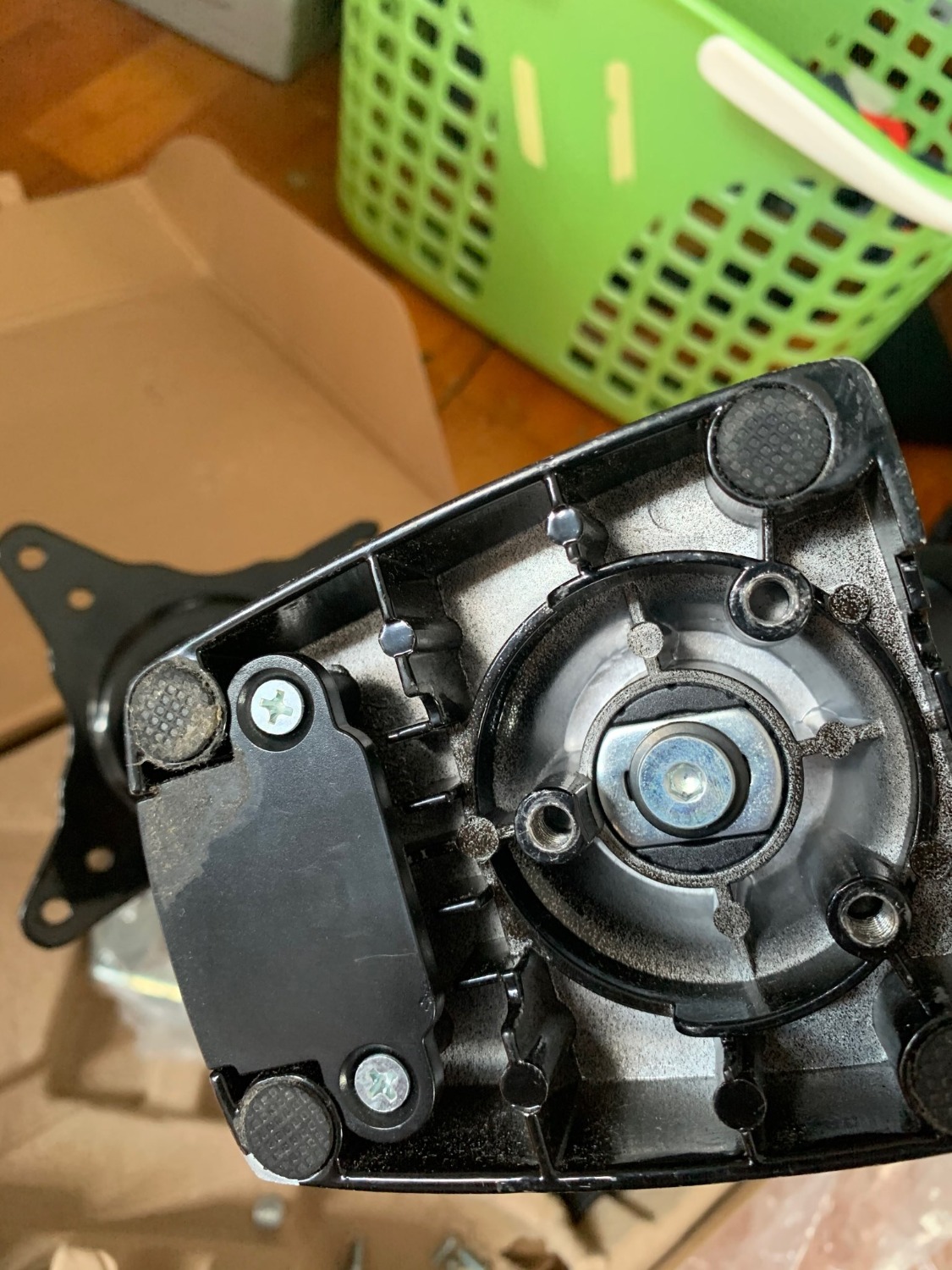 Mình mua 2 sản phẩm của Giá Treo TV Phương Nam, không biết bên tiki kiểm duyệt kiểu gì mà giao sản phẩm đã qua sử dụng và thiếu linh kiện. trường hợp của mình là thiếu miếng đệm cao su .  tiki nên xem lại cách làm việc của mình, càn ngày càn thất vọng....