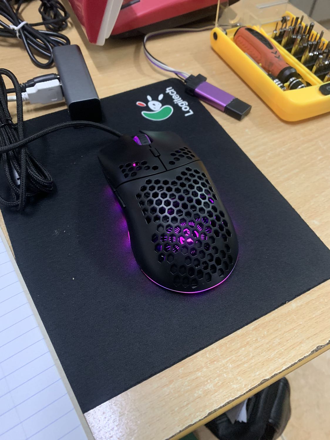 Đóng gói cẩn thận, chuột vừa tay. Tốt trong tầm giá. Thiết kế tổ ong nên chắc sẽ khó vệ sinh