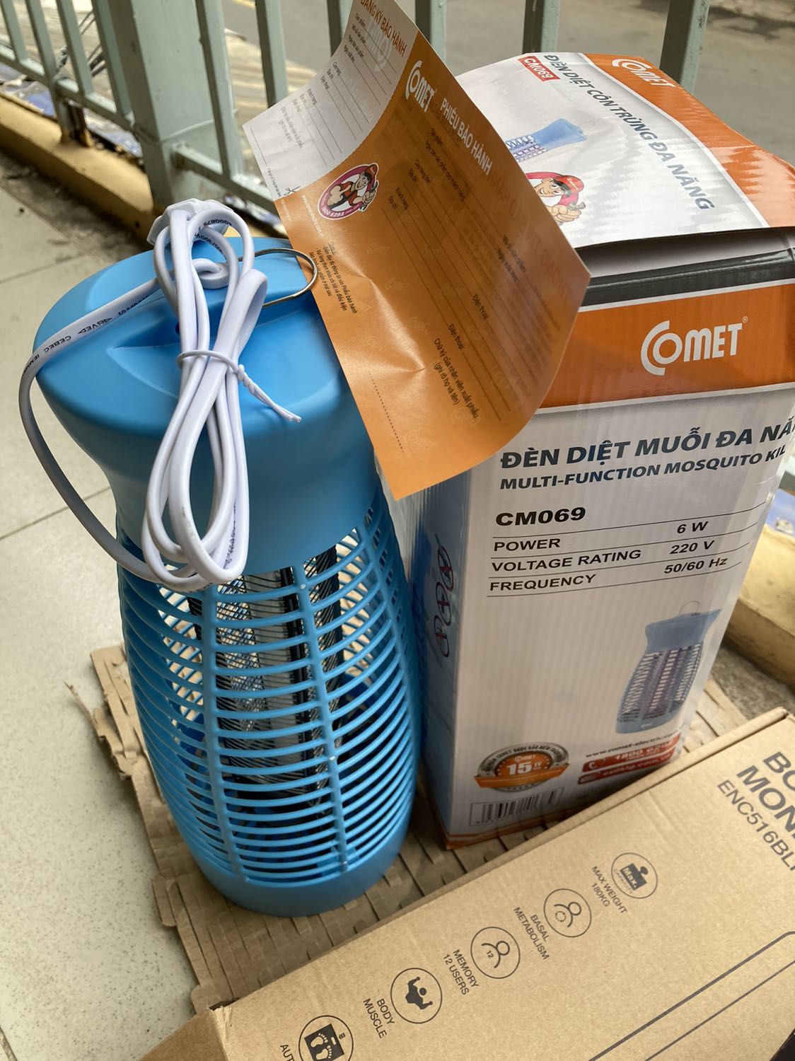 Mẫu mã đẹp. Tiện dụng, có vẻ an toàn với trẻ nhỏ, tuy nhiên thiết kế các lỗ nhựa bảo vệ cần nhỏ lại về diện tích trống để đảm bảo an toàn tối đa với trẻ nhỏ khi không đưa tay vào trong được.
Có dây buộc dư bên trong nên lo ngại lâu ngày lưới bên trong nóng hoặc muỗi vào sẽ truyền/ bắn điện làm cháy dây dư này gây nguy hiểm.