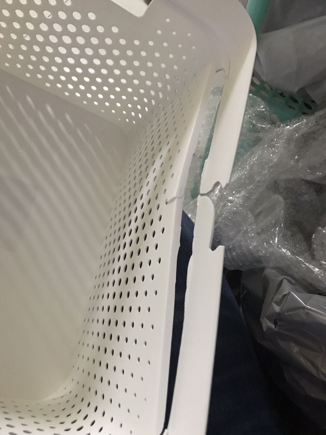 Chưa dùng chút nào, mới mở ra thì vỡ. Tuy nhiên shop rất nhiệt tình đổi trả sản phẩm mới, giỏ cũng chắc chắn có nắp đậy phù hợp đựng hồ sơ, giấy tờ các loại,…
Vote cho shop về sự nhiệt thành nhé!!!