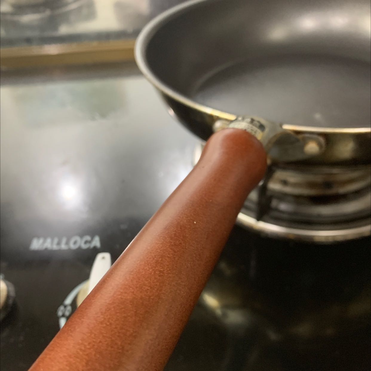 Chảo tốt, chiên rất ít dầu thì không bị bắn dầu, không bị dính chảo. Cán gỗ cần tay chắc chắn, cách nhiệt, không bị nóng khi chiên. Ban đầu mình chiên cho nhiều dầu thì thấy chảo bắn dầu rất kinh khủng, mình rất sợ. Nhưng sau này biết dùng ít dầu hơn thì k còn bị bắn nữa. Nói chung sử dụng cũng tạm được, chất lượng bình thường.