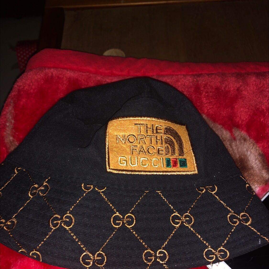 Làm ăn bậy bạ , đặt mua như trên hình , gửi về cái nón kiểu khác . Ko có thì đừng có bán , làm ăn *** gạt