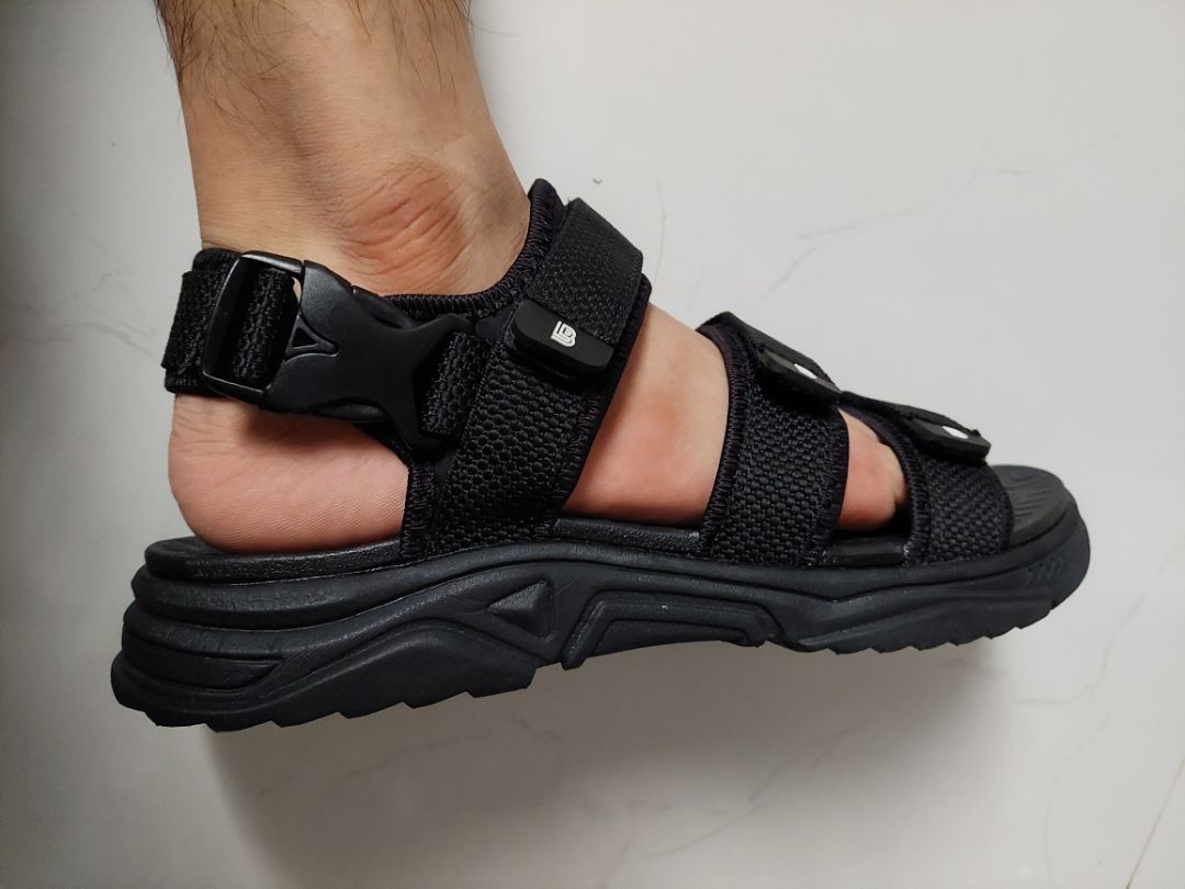 Giày nhẹ, đi êm. Quai hậu chỉnh dây là vừa chân, thêm khóa cài tiện lợi nên mình rất thích. Mong là giày sẽ bền.