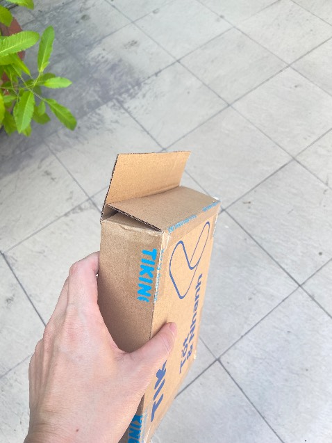 Sách bao gói cẩn thận. Hiện trạng hộp khi giao không rõ lý do sao bị rạch 1 đường.