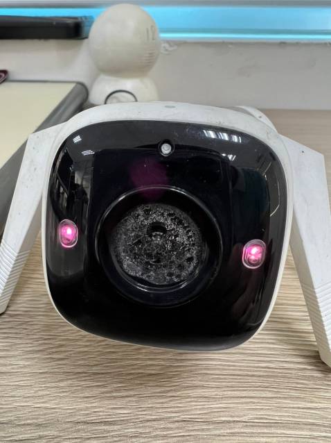 mua may lan ca chuc cai lap ca Cty, nhung co 1-2 cai bi loi sau khi lap xong may thang gap mua thi nuoc chay vao camera. HU!!!!
hoi shop thi shop lai bao do khach hang lap dat ko dung (lap nguoc hoac nap lai khe cam the nho khong chac) Nay la camera ngoai troi, ai ma lap nguoc???
cuoi cung noi 1 cau la khong bao hanh.
Tra loi 1 cau qua hay.!!!!
Se ko bao gio mua hang nay nua
Bo qua nhe.