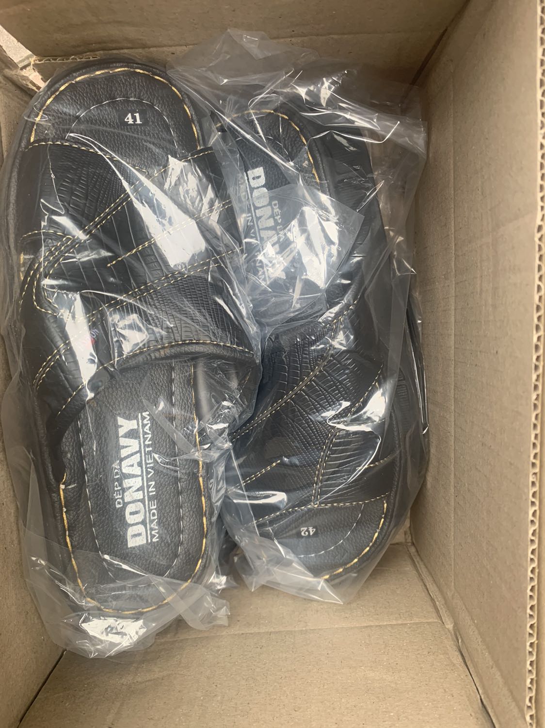 Đã nhận được đủ sản phẩm dép nam da quai ngang, sản phẩm đẹp và giá rẻ, mình mua tặng cho người nhà, mọi người đều ưng ý, thanks shop và Tiki nhiều…