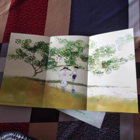 Bìa sách rất đẹp, kèm cả bookmark và tấm ảnh siêu dễ thương, sách bác NNÁ thì mình yên tâm về chất lượng nội dung rồi, sách nguyên seal, giao hàng rất nhanh.