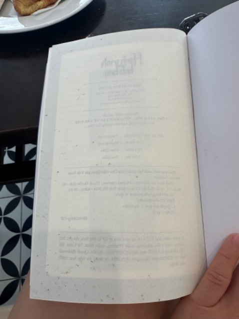 Mình lấy sách ra để trên xe oto thì thấy 1 lúc sau kiến bâu đầy xe. Dở trang cuối thì thấy bẩn ntn. Mà sách mình mới nhận về
