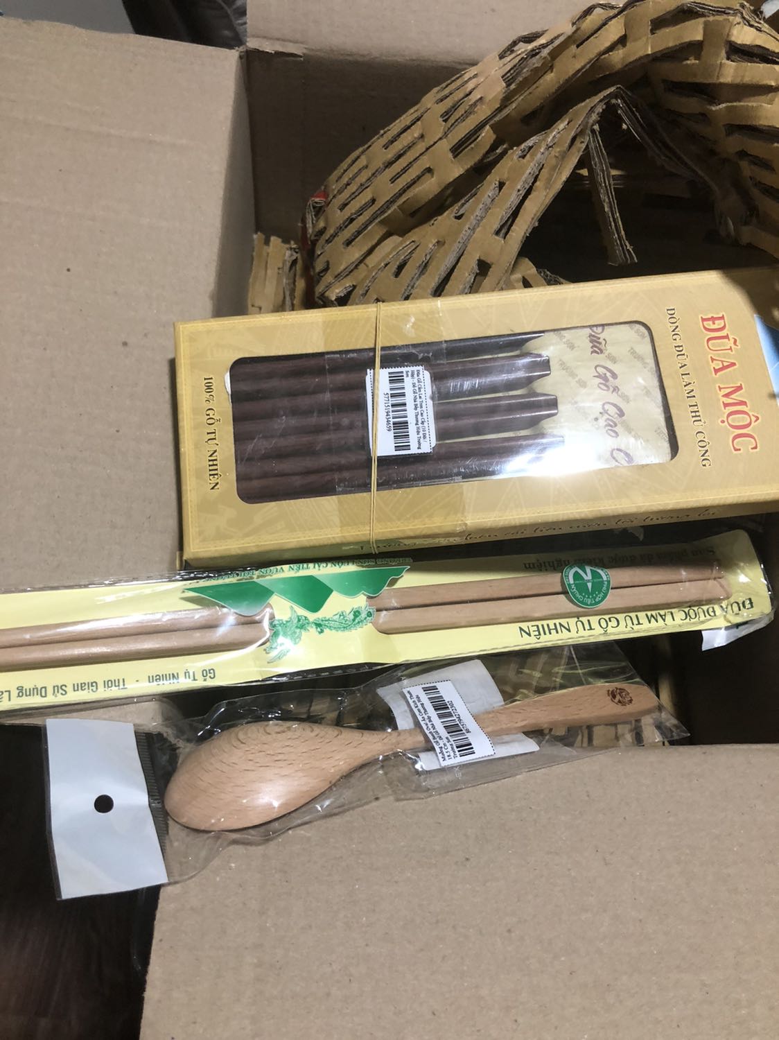 Đũa đẹp, trơn, ko bt xài lâu có bị mốc ko? Nhưng thấy ok, đóng gói rất kỹ!