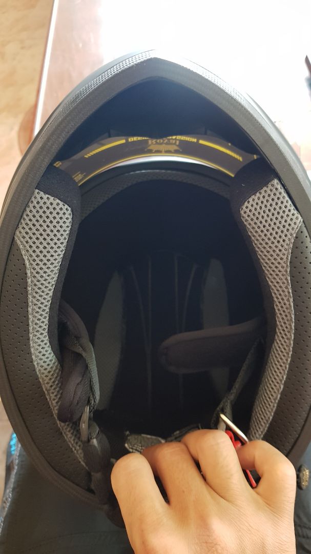 hàng được tiki đóng gói cẩn thận. giao hàng nhanh chóng. sản phẩm phù hợp với mong đợi của mình. thiết kế sản phẩm thông minh, nhiều lỗ thông gió ( 2 trên đỉnh đầu và 2 sau gáy. đặc biệt 2 lỗ trên đỉnh được thiết kế khe mở nhỏ hút gió khi di chuyển rất thông minh) sản phẩm đem lại cảm giác an toàn chất lượng tốt. các tấm lót bên trong êm ái, dễ chịu khi sử dụng. hoàn toàn phù hợp với mong đợi của mình.