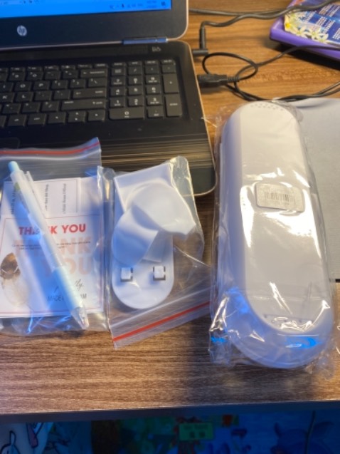 Tay cầm nhỏ gọn, dễ cầm, tiện dụng, shop goi hàng cẩn thận n , lại tặng thêm quà nữa. 
10 điểm chất lượng