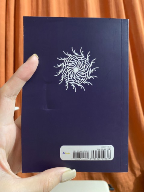 Giao nhanh, săn sale giảm 50% giá, bộ bài này bự á, nặng, hộp cứng khó mở, chút nữa bay móng 🥲, 80 lá màu đẹp, hình ảnh phong phú, bàu cứng nhưng hơi bự, khó xào bài, còn mới nên hơi dính, sách hướng dẫn cũng khái quát sơ, có thể tìm hiểu thêm thông tin trên mạng